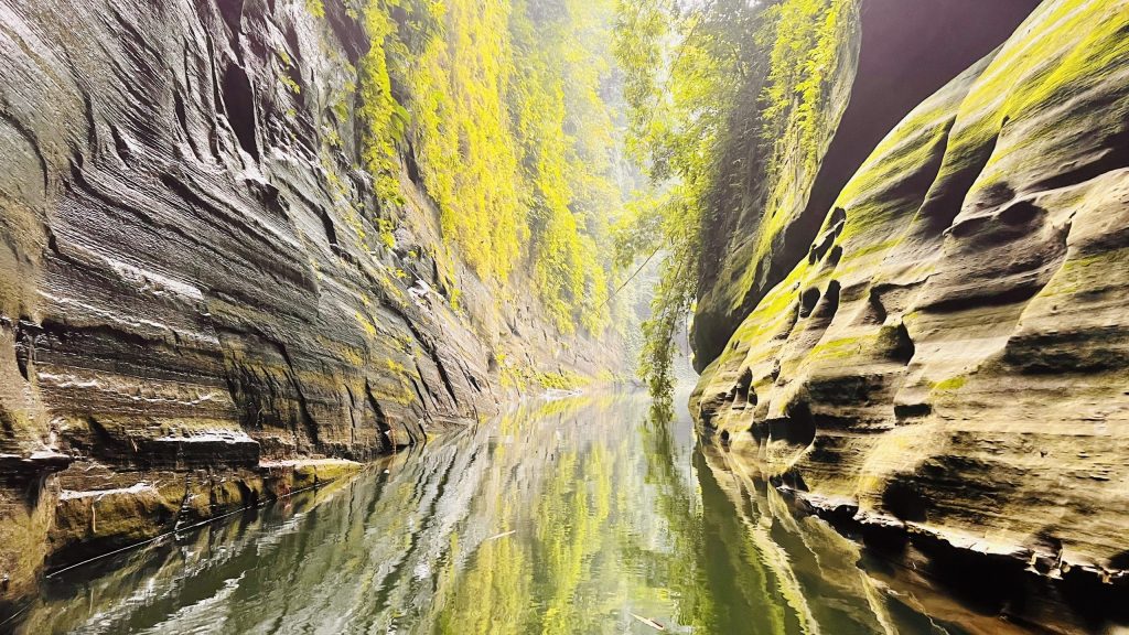 রোমাঞ্চকর দেবতাখুমের পথে পথে রহস্যের হাতছানি