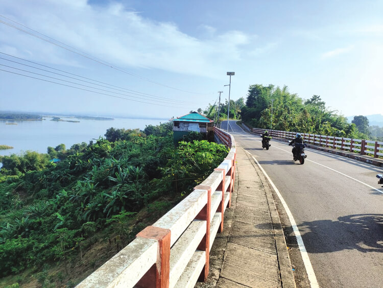 কাপ্তাই নতুন সড়কে বদলেছে পাহাড়ের চিত্র