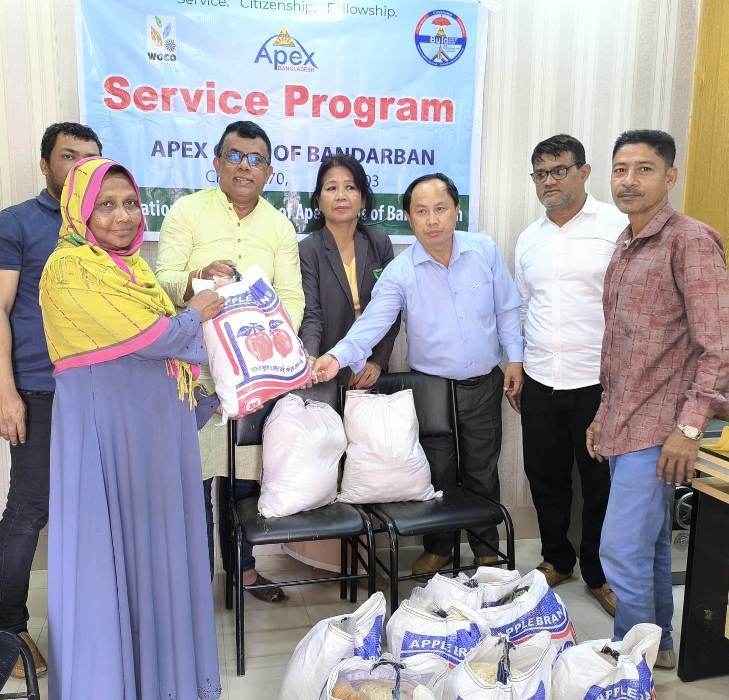 এপেক্স ক্লাব বান্দরবানের উদ্যোগে ইফতার সামগ্রী বিতরণ