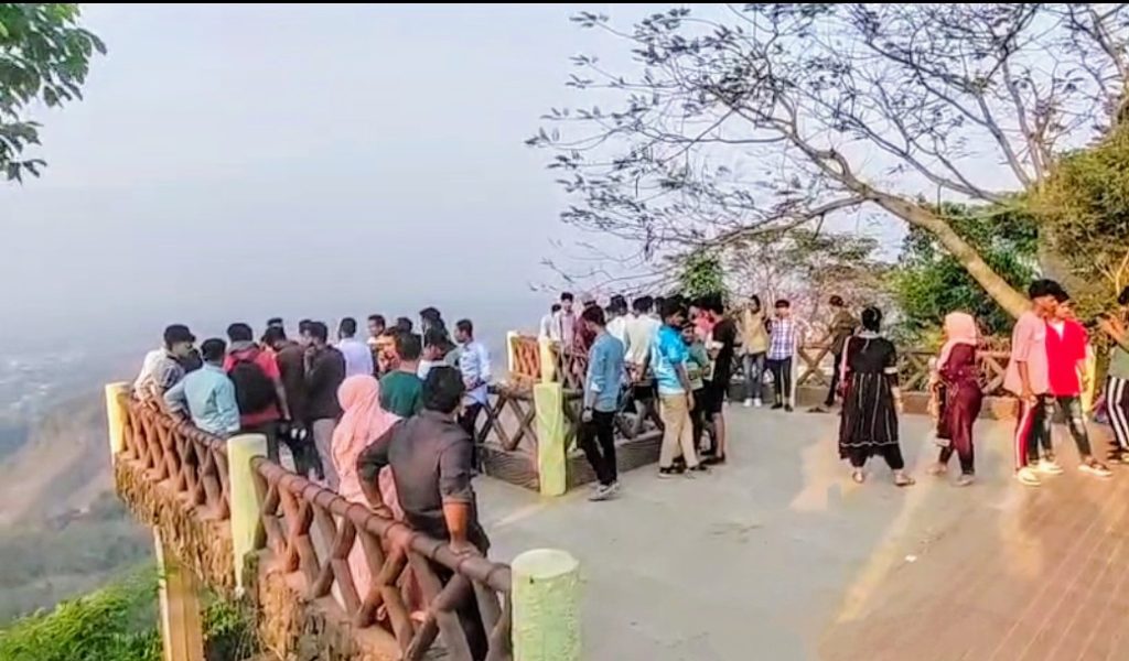 প্রকৃতির ছোঁয়া পেতে পর্যটকরা ঘুরে বেড়াচ্ছে পাহাড়-পর্বতে