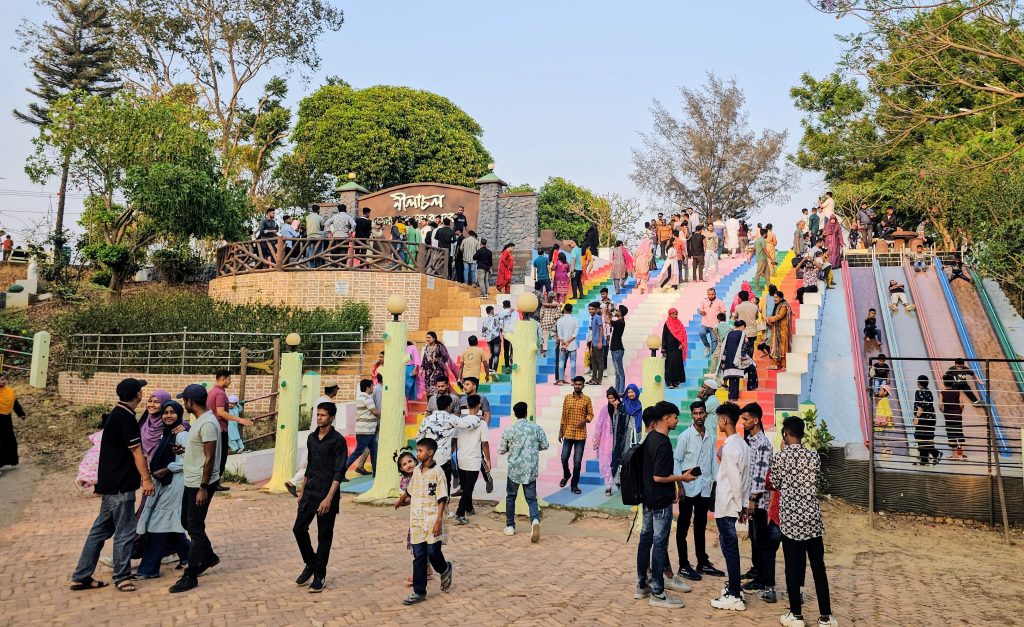 ঈদের ছুটিতে বান্দরবানে ঢল নেমেছে পর্যটকের
