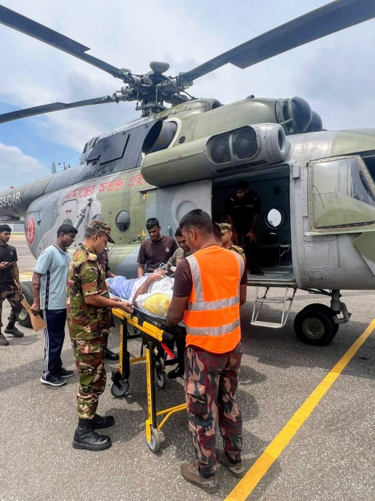 মাইন বিস্ফোরণে আহত হাতিকে চিকিৎসা দিতে গিয়ে চিকিৎসক’সহ আহত ১৫, নেয়া হলো হেলিকপ্টারে
